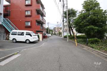 敷地東側の前面道路(東側から)