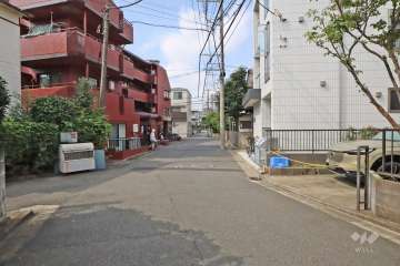 敷地東側の前面道路(東側から)