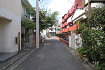 敷地南側の前面道路(東側から)