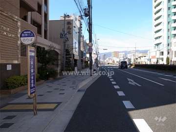 敷地北側は国道2号線に面しており、目の前にバス停があります。