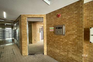 エントランスはオートロック付きです。