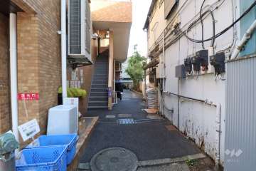 駐輪場への通路とゴミ置き場