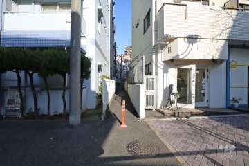 敷地北側の前面道路(西側から)