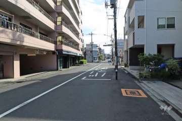 敷地西側の前面道路(北側から)
