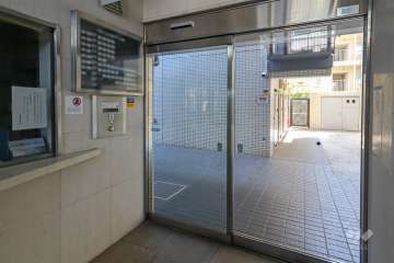 エントランスはオートロック付きです。　