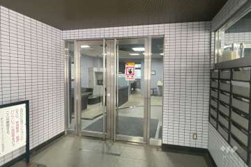 エントランスはオートロック付きです。