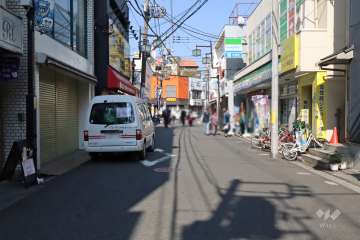 敷地西側の前面道路