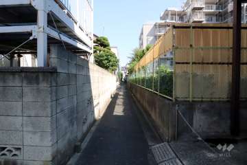 敷地北側の前面道路