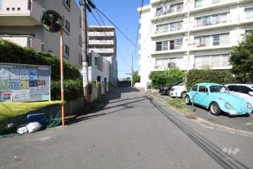 敷地西側の前面道路