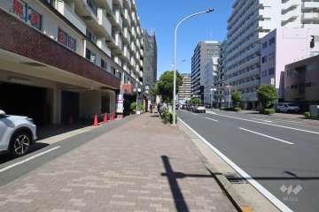 敷地東側の前面道路(南側から)