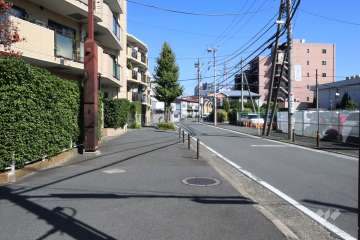 敷地南東側の前面道路(南西側から)