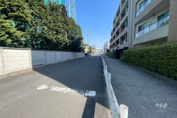 敷地西側の前面道路（南側から）