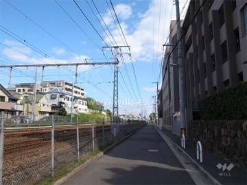 敷地北側は道を挟んで、JR東海道本線が走っています。