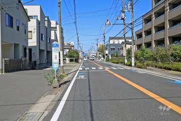 敷地南西側の前面道路(南東側から)