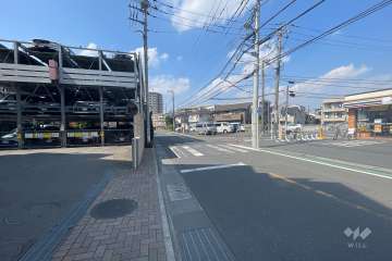 敷地北東側の前面道路（南東側から
