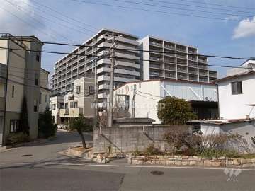 敷地南側は一戸建てが並ぶ住宅地。周辺には工場や倉庫、ヨットハーバーなどがあります。