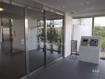 エントランスはオートロック付きです。
