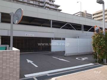 駐車場棟。入り口はリングシャッター付きです。