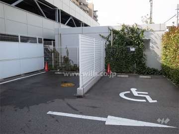 駐車場入り口横にある来客用駐車場と洗車スペース