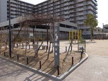 敷地に隣接して『いずみ東公園』があります。