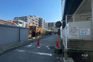 敷地西側の前面道路（北側から）