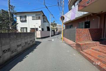 敷地南側の前面道路（東側から）