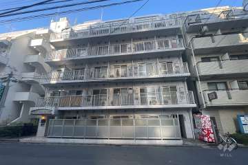 メインステージ新丸子駅前の外観（東側から）