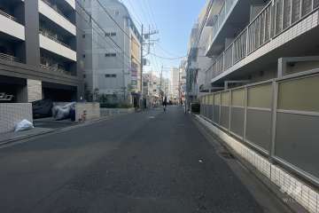 敷地東側の前面道路（北側から）