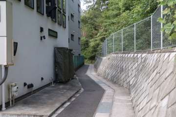 敷地東側の前面通路(南側から)