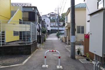 敷地南側の前面道路(東側から)