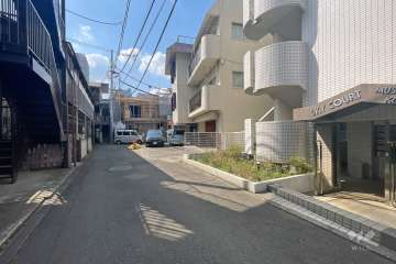 敷地南側の前面道路（東側から）