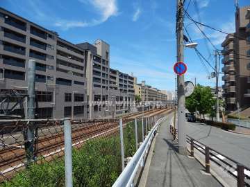 約40m北側には、JR東海道本線が走っています。