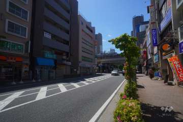 敷地南側の前面道路（東側から）