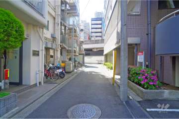 敷地北側の前面道路（東側から）
