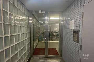 エントランスはオートロック付きです。