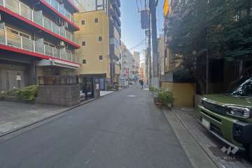 敷地東側の前面道路（北側から）