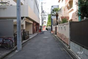 敷地北側の前面道路(東側から)