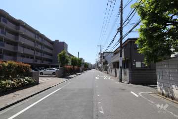 敷地北側の前面道路(東側から)