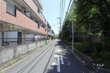 敷地東側の前面道路(北側から)