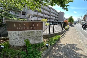 敷地入り口に設置された銘板