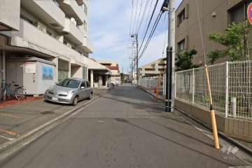 敷地南側の前面道路（西側から）