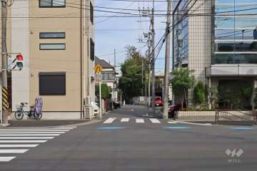 敷地北側の前面道路（西側から）