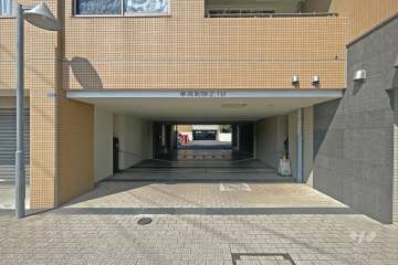 敷地内駐車場の出入り口（シャッター付き）