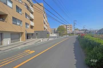 敷地南西側の前面道路（北西側から）