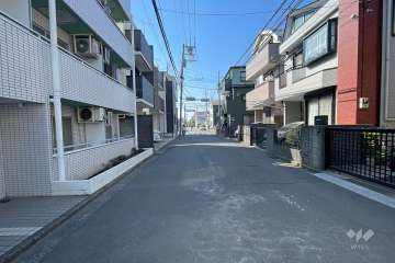敷地西側の前面道路（北側から）