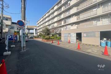 敷地西側の前面道路