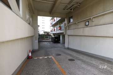 敷地内駐車場（屋外平面式と屋内平面式）　　