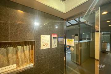 エントランスはオートロック付きです。