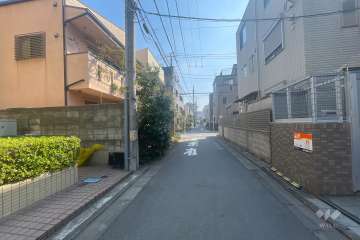 敷地南側の前面道路（西側から）