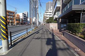 敷地北西側の前面道路（南西側から）